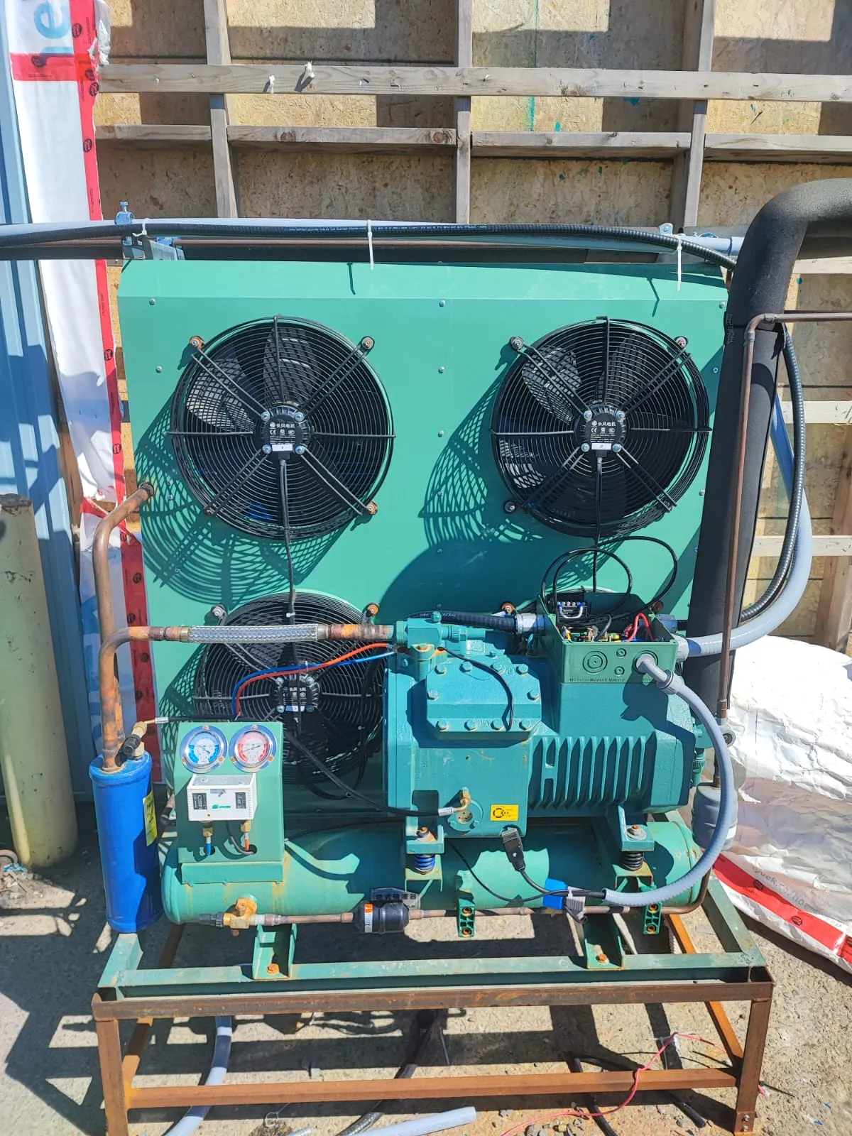 Skid-mounted industrial condensing unit with twin fans and compressor